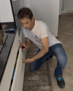 Rosario dottorcasa torino aggiusta un cassetto DottorCasa Torino | Piccole riparazioni e montaggi | Tuttofare Torino