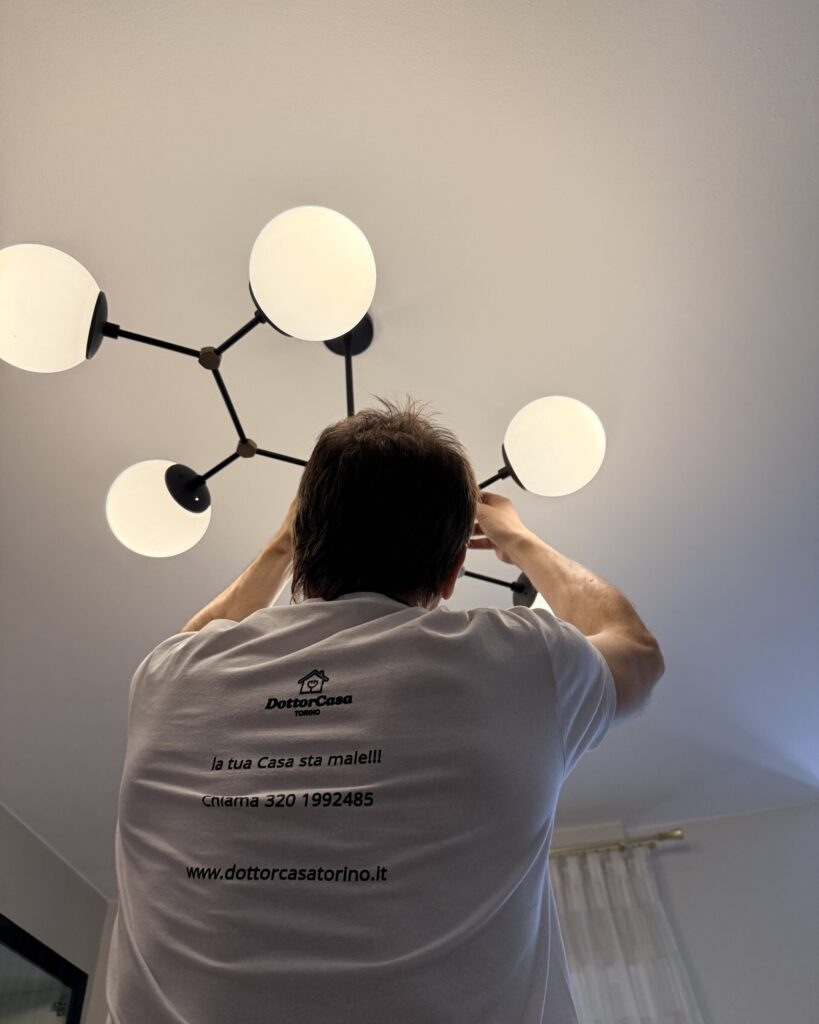 Rosario dottorcasa torino aggiusta un lampadario